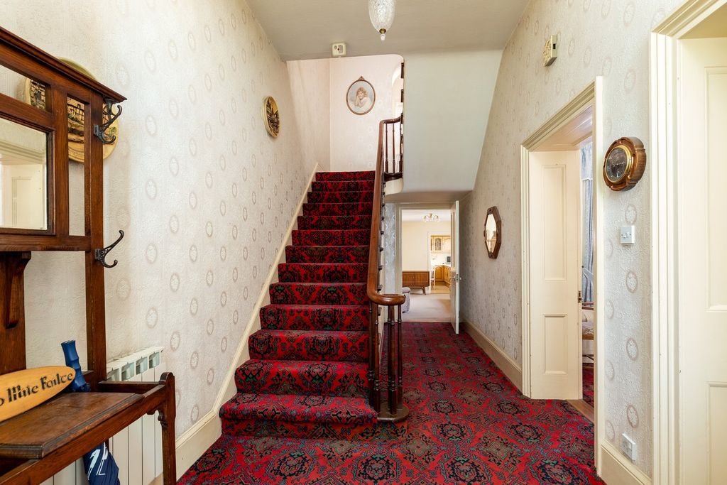 Property photo 2 of 30