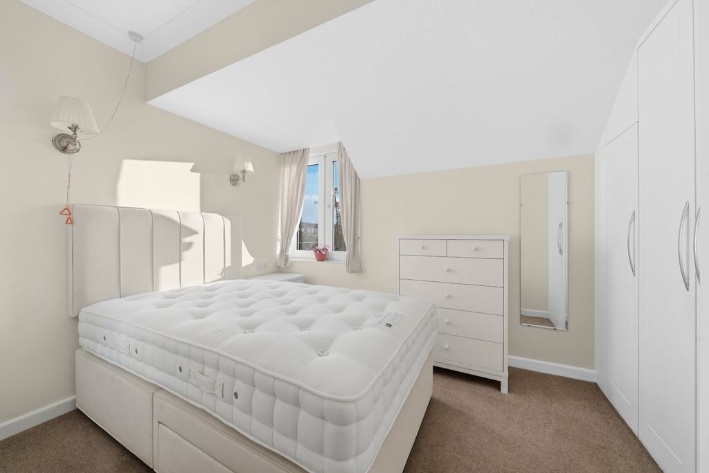 Property photo 3 of 18 Bedroom