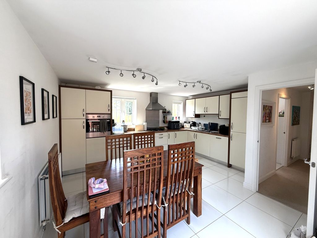 Property photo 3 of 19 Kitchen