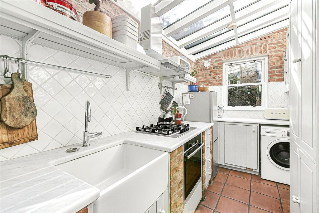 Property photo 2 of 9 Kitchen