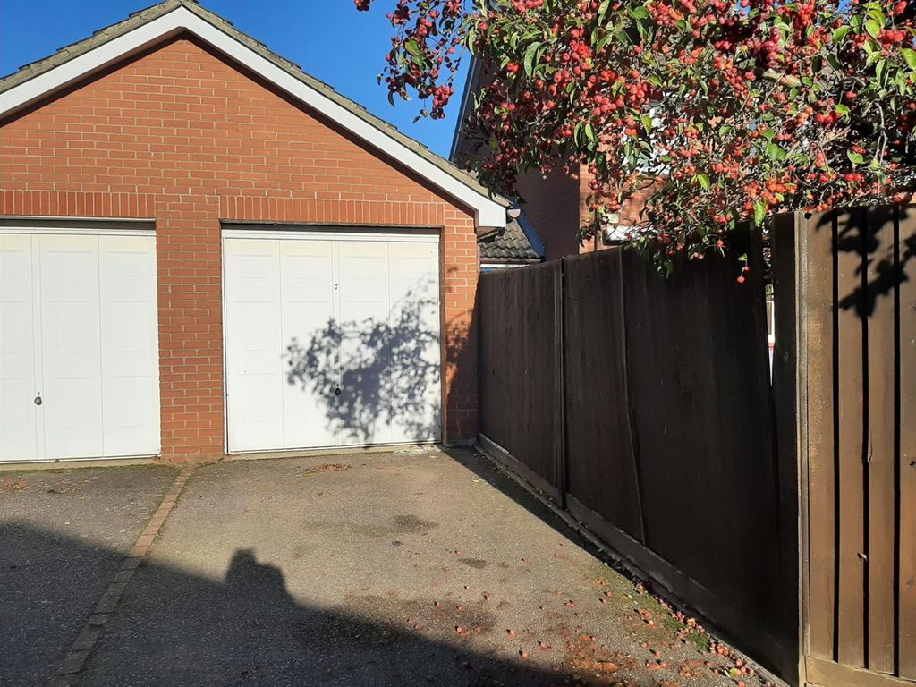 Property photo 3 of 18 Front Garden