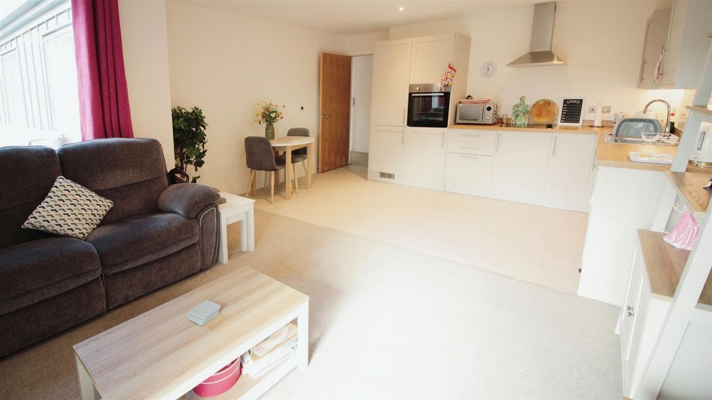 Property photo 3 of 7 Kitchen/Dining/Lounge