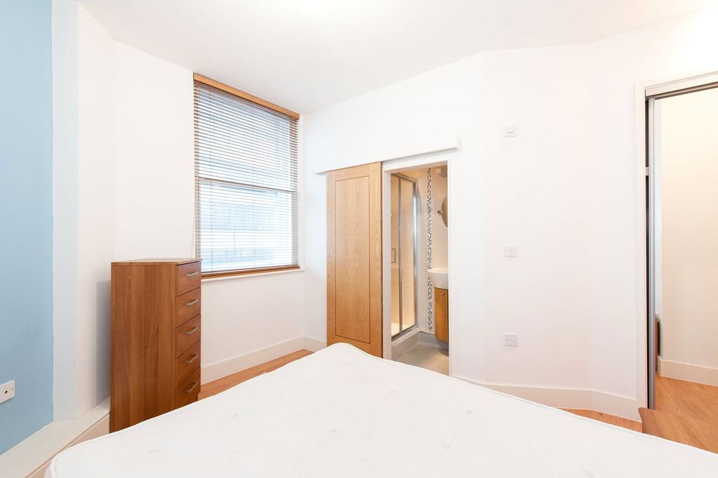 Property photo 3 of 9 Flat 1, 126-127 Whitechapel High Street 4