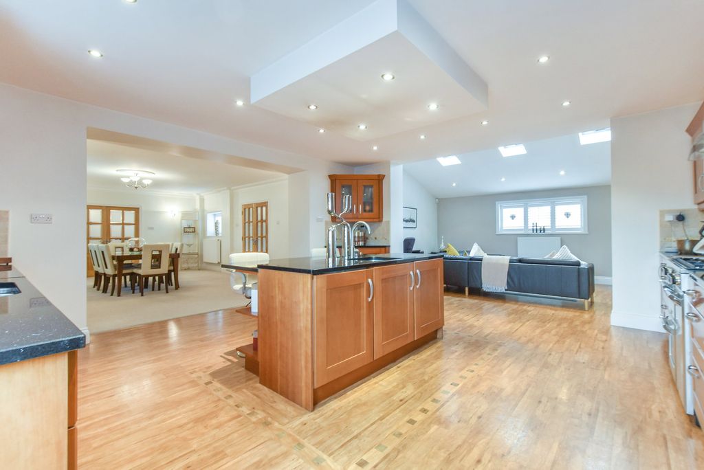 Property photo 1 of 28