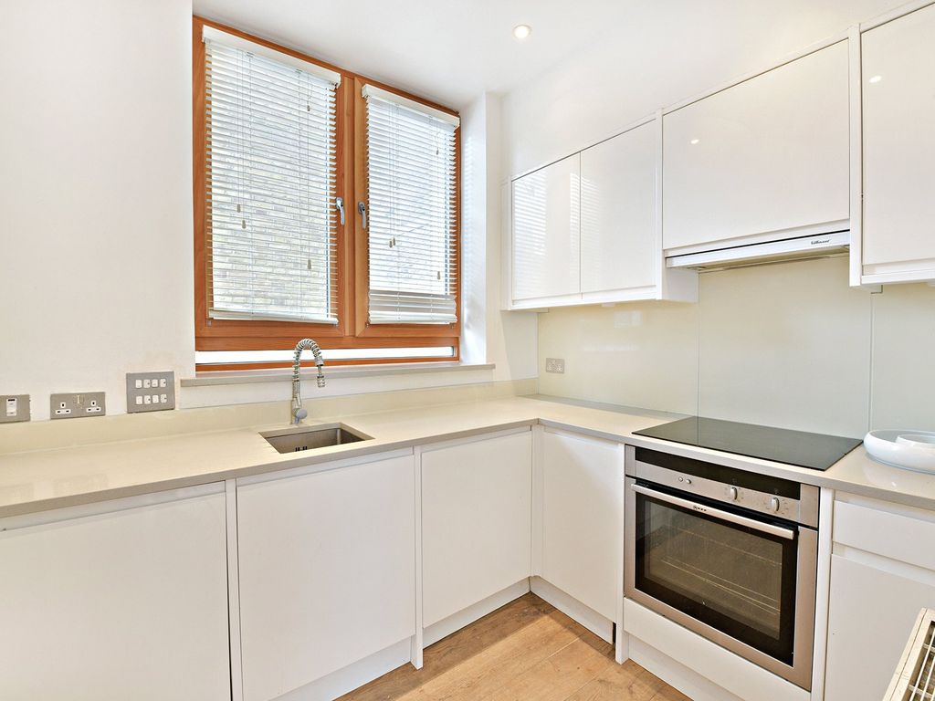 Property photo 2 of 12 Berwick Street