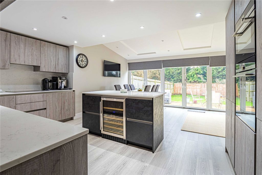 Property photo 2 of 28 Picture No. 24