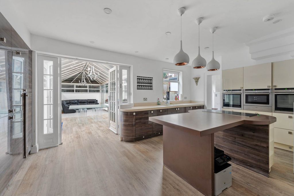 Property photo 3 of 18