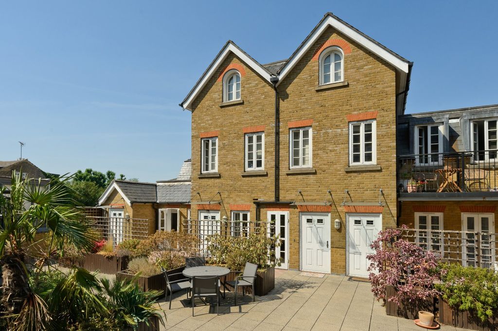 Property photo 1 of 9 Main Aspect