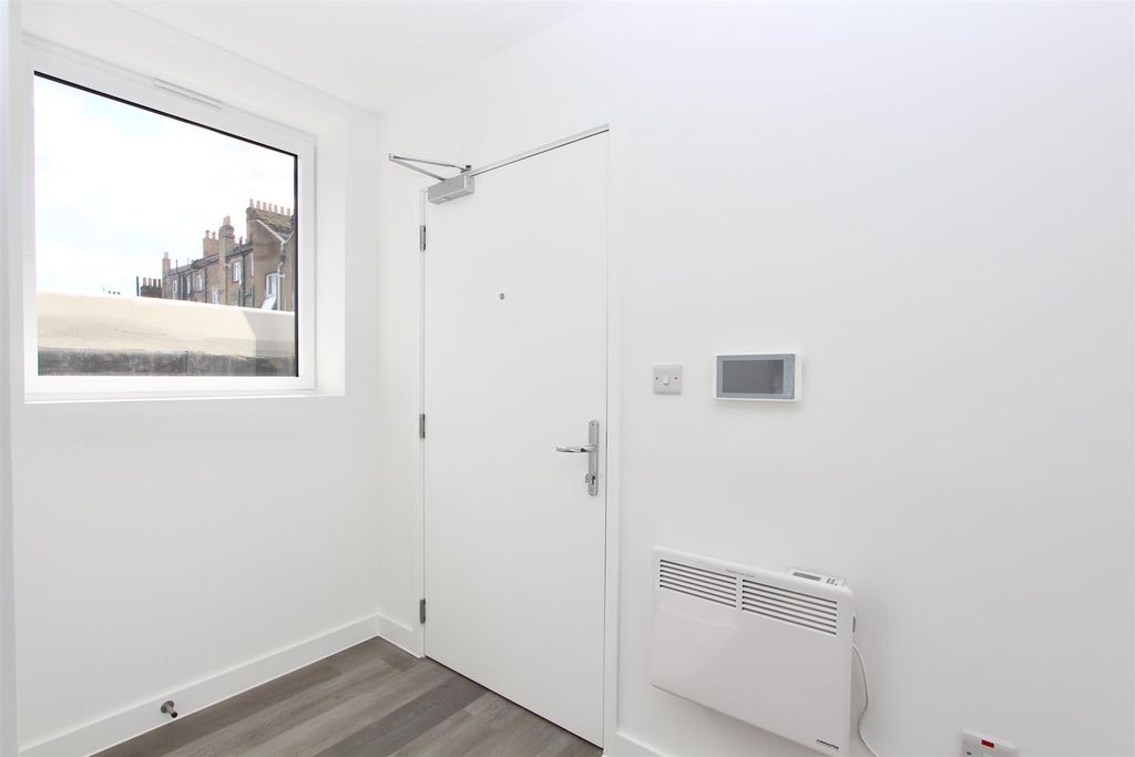 Property photo 2 of 12 Brooke Road, N16