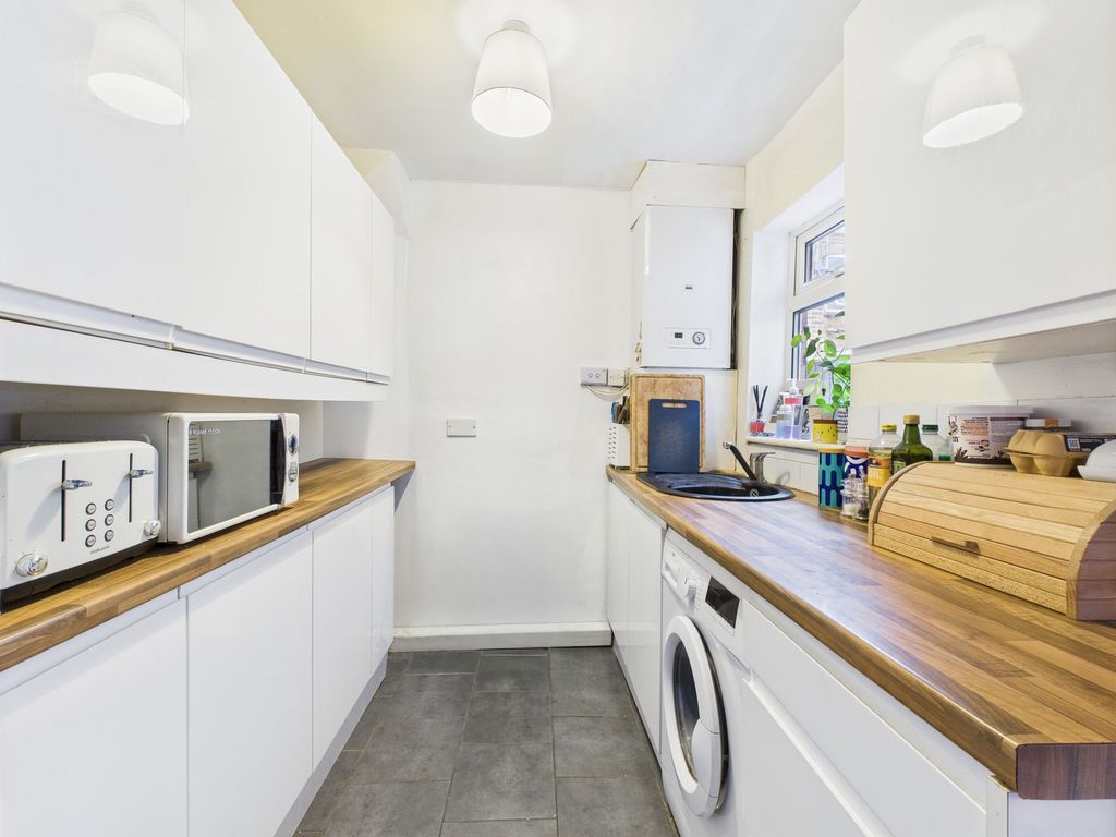 Property photo 3 of 11 Kitchen Area