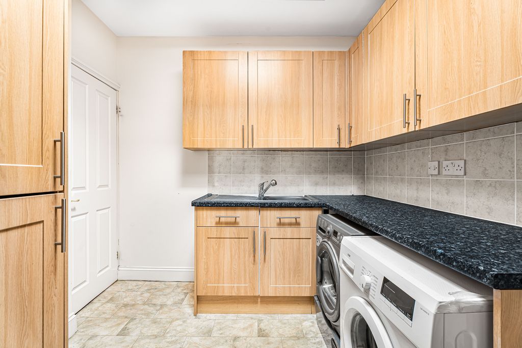 Additional image 9 of 5 bed detached house for saleMymms Drive, Brookmans Park AL9