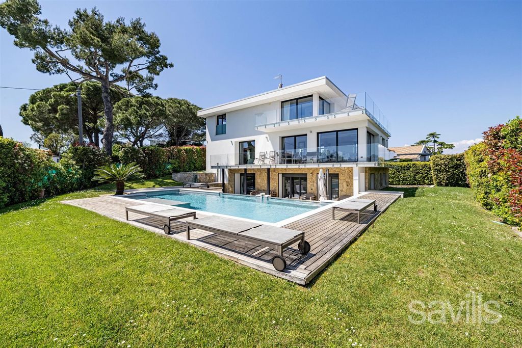 Property photo 1 of 10 The Finest Living In Super Cannes: Contemporary Villa With Panoramic Sea Views