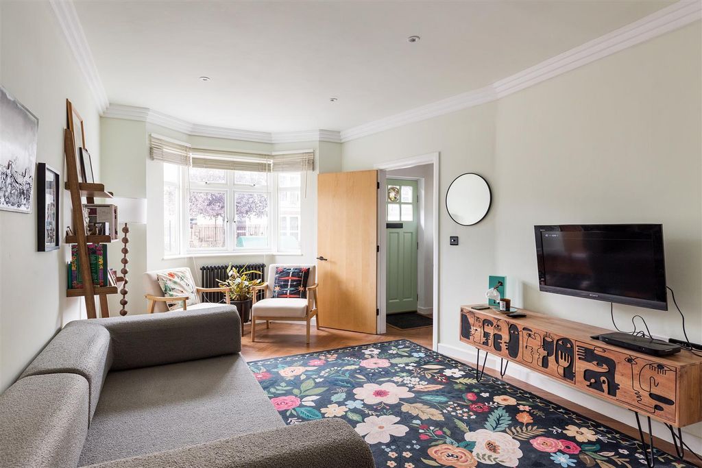 Property photo 2 of 25 Barrett Road, E17