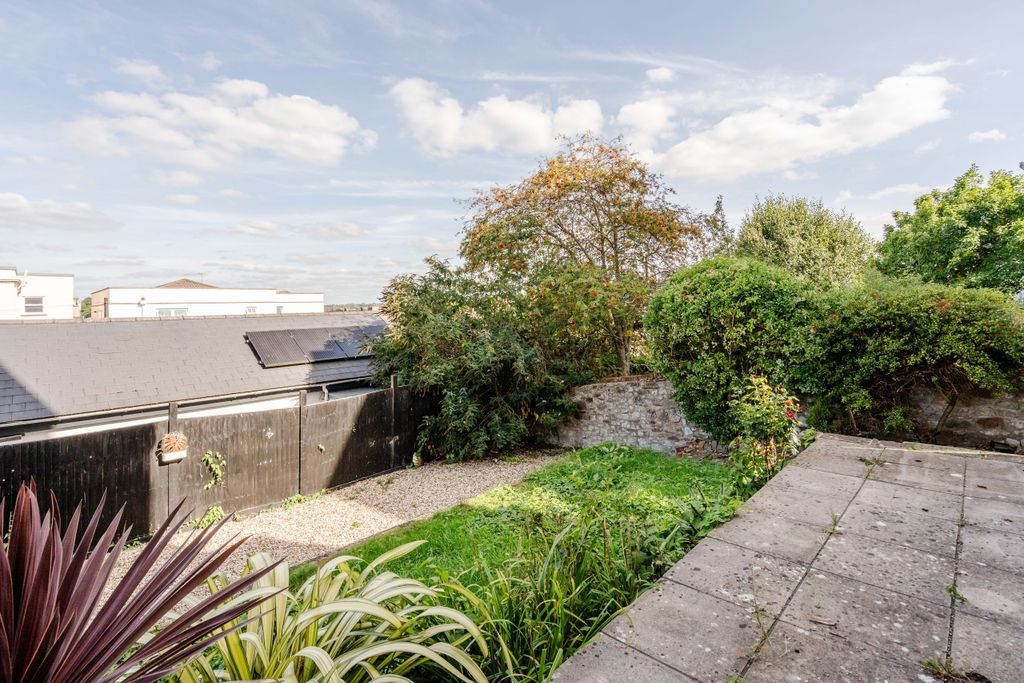 Property photo 2 of 11 19