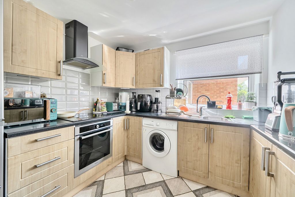 Property photo 2 of 21 1410029-8-69F0Bc8...