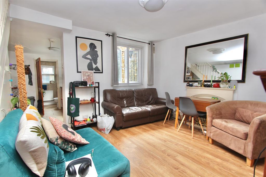 Property photo 2 of 11 Dumont Road, N16