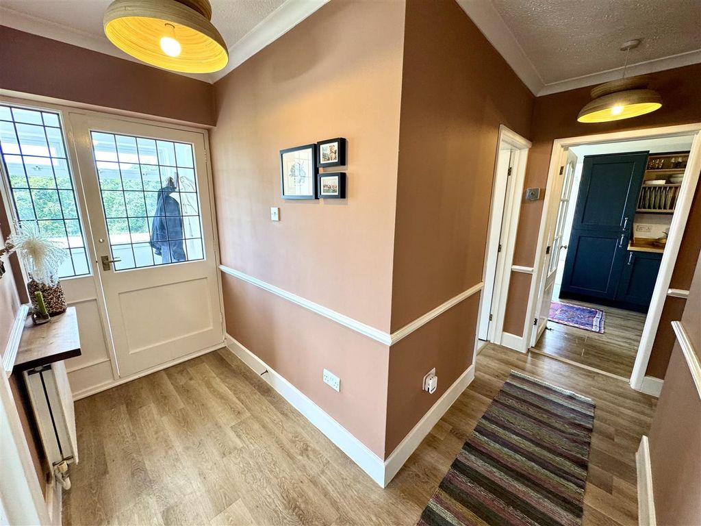 Property photo 3 of 33 Entrance Hall