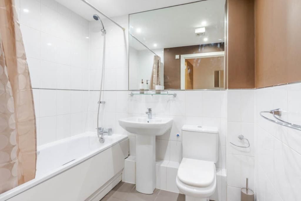Property photo 2 of 9 Bathroom
