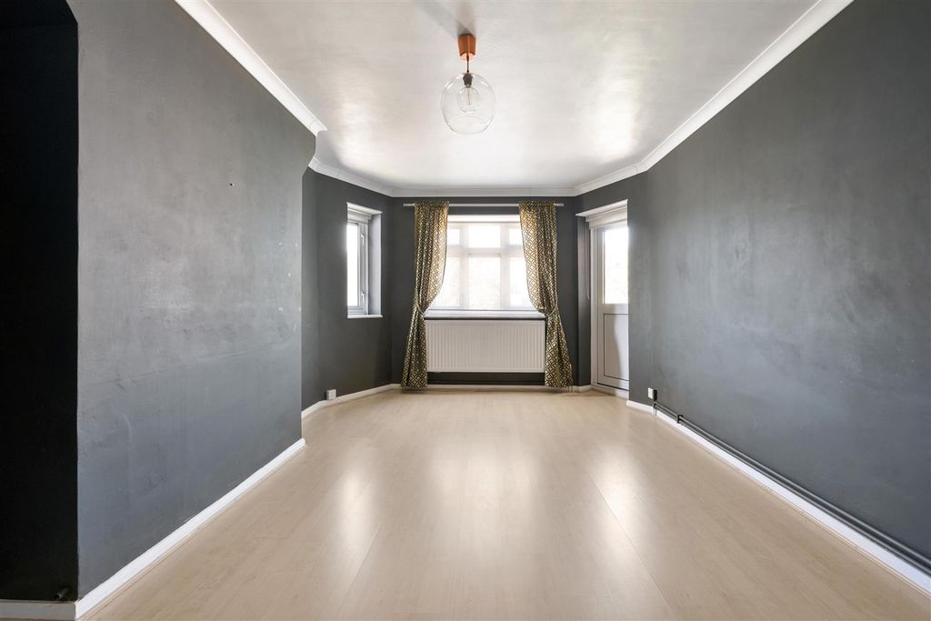 Property photo 3 of 21 Bradwell Close, E18