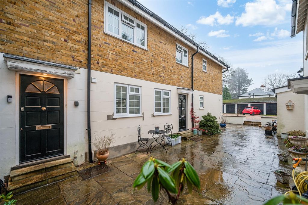 Property photo 1 of 29 Vicarage Gate Mews, 1- (28).Jpg