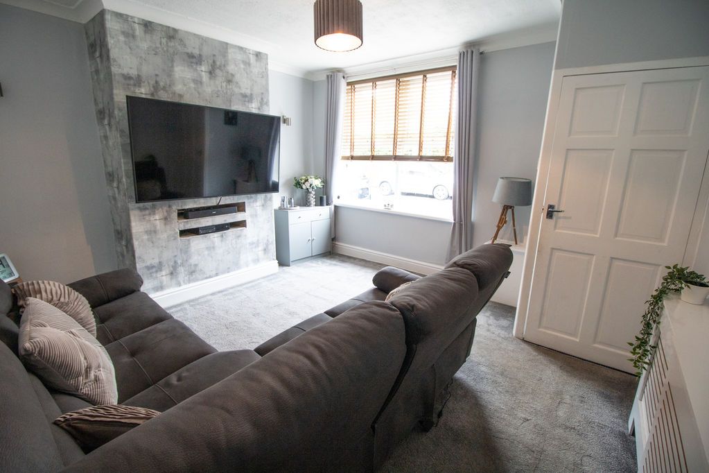 Property photo 3 of 11 Lounge