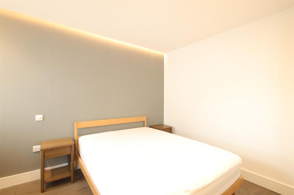 Property photo 2 of 10 Bed1.Jpg