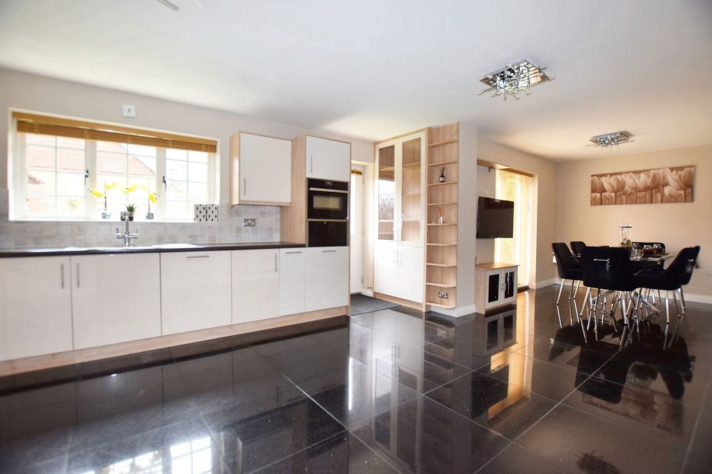 Property photo 2 of 16 Kitchen / Diner