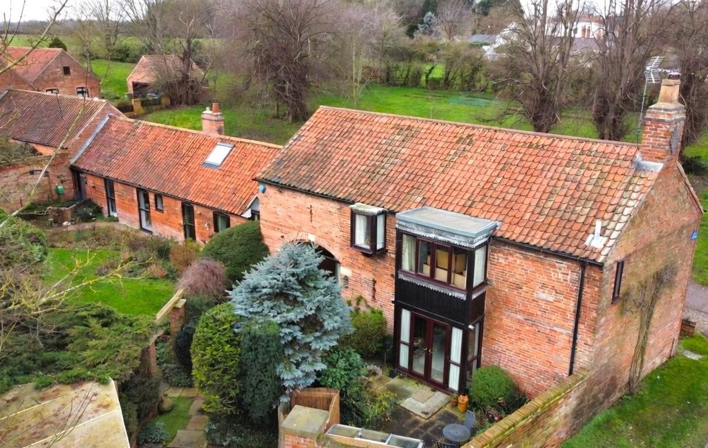 Property photo 1 of 34 Elevated Front Aspect 133