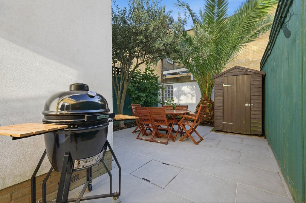 Property photo 2 of 25