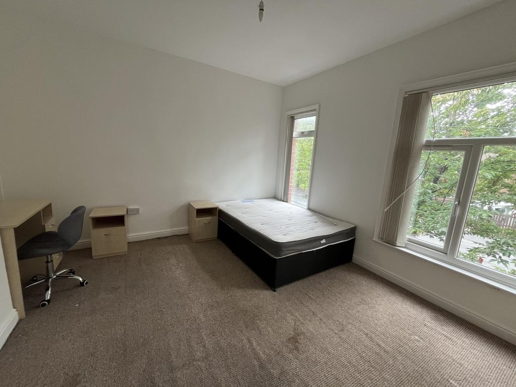 Property photo 2 of 11 A Bright And Spacious Double Bedroom Featuring Two...