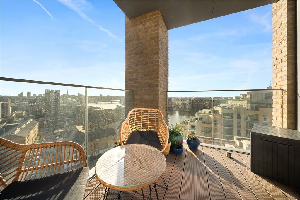 Property photo 2 of 11 Balcony