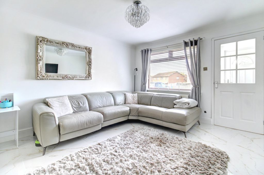 Property photo 2 of 17 Lounge