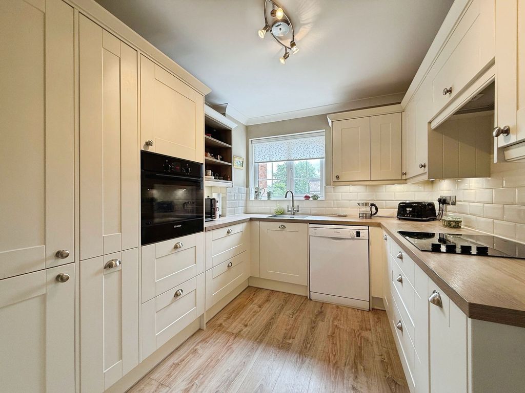 Property photo 3 of 28 Kitchen