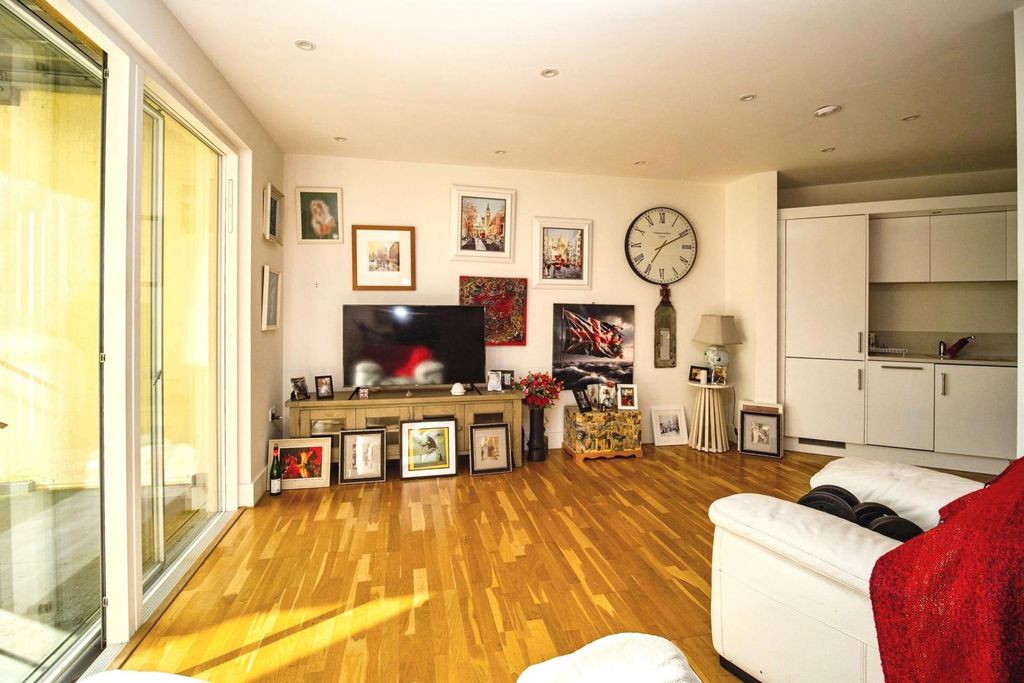 Property photo 3 of 20 Pbox-Img.Jpg