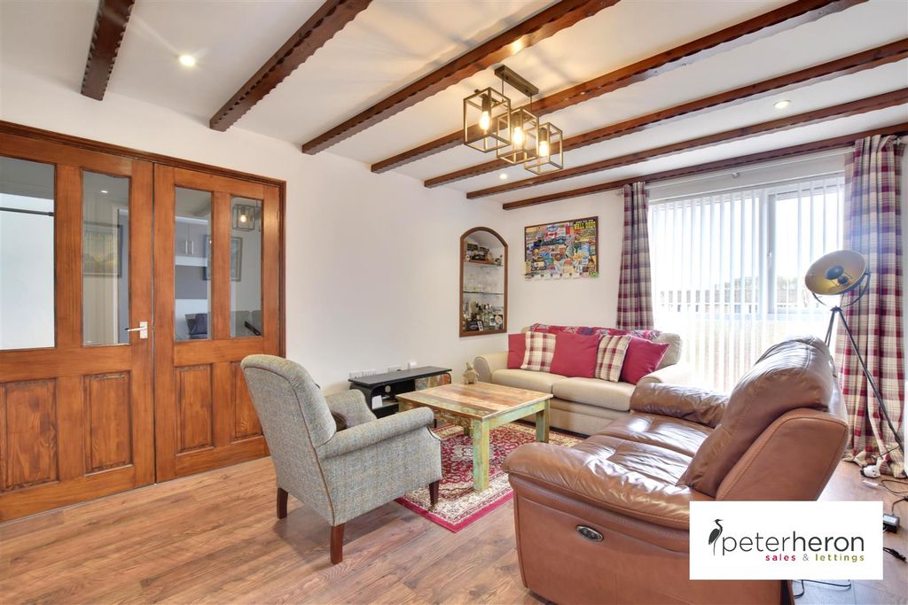 Property photo 2 of 12 Lounge