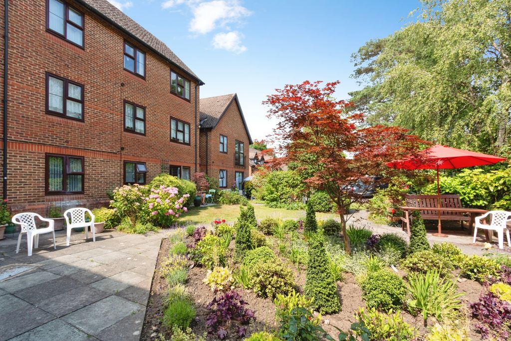 Property photo 2 of 16 Communal Gardens