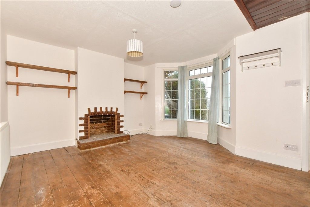 Property photo 3 of 18 Lounge