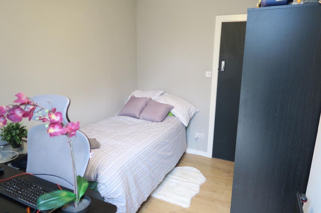 Property photo 1 of 14 Room 1- £680 Available 01/05/2026