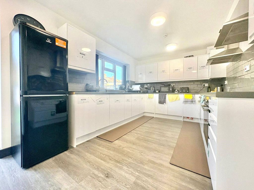 Property photo 3 of 5 Kitchen