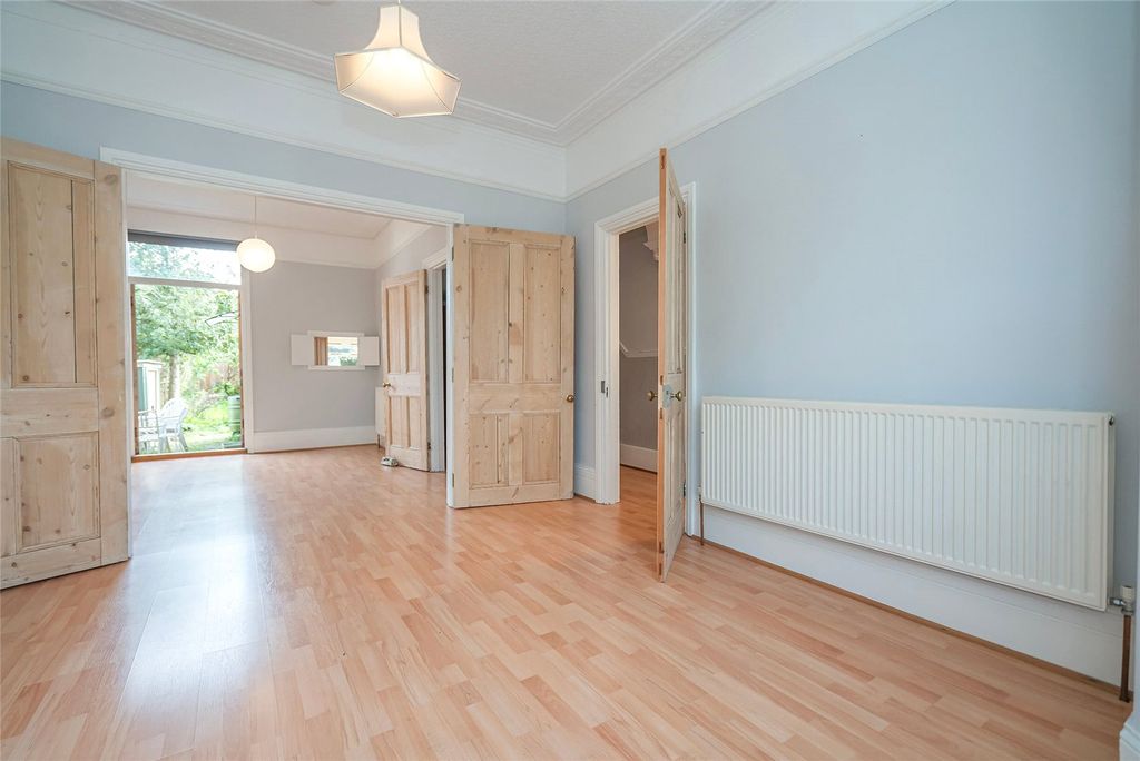 Property photo 2 of 33 Through Reception A