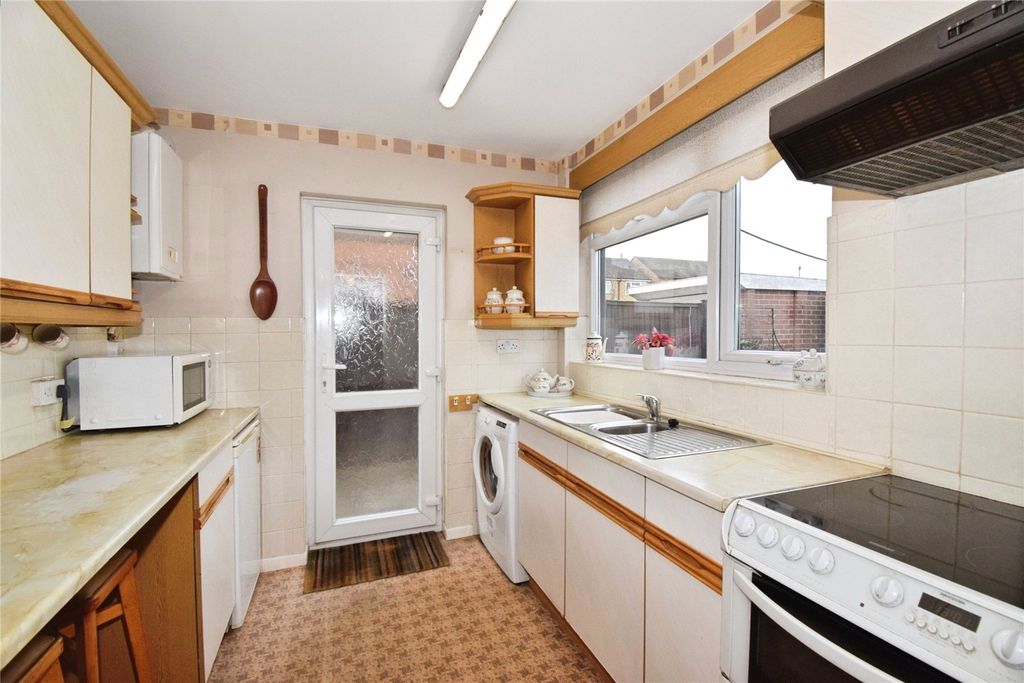 Property photo 3 of 18 Kitchen