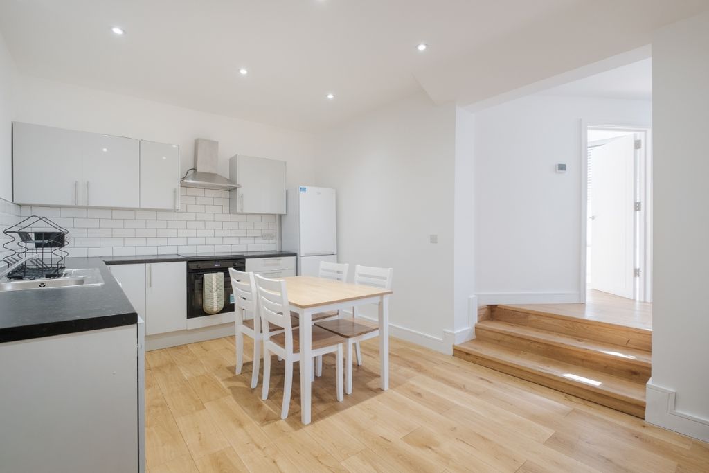 Property photo 1 of 11 Drayton Park