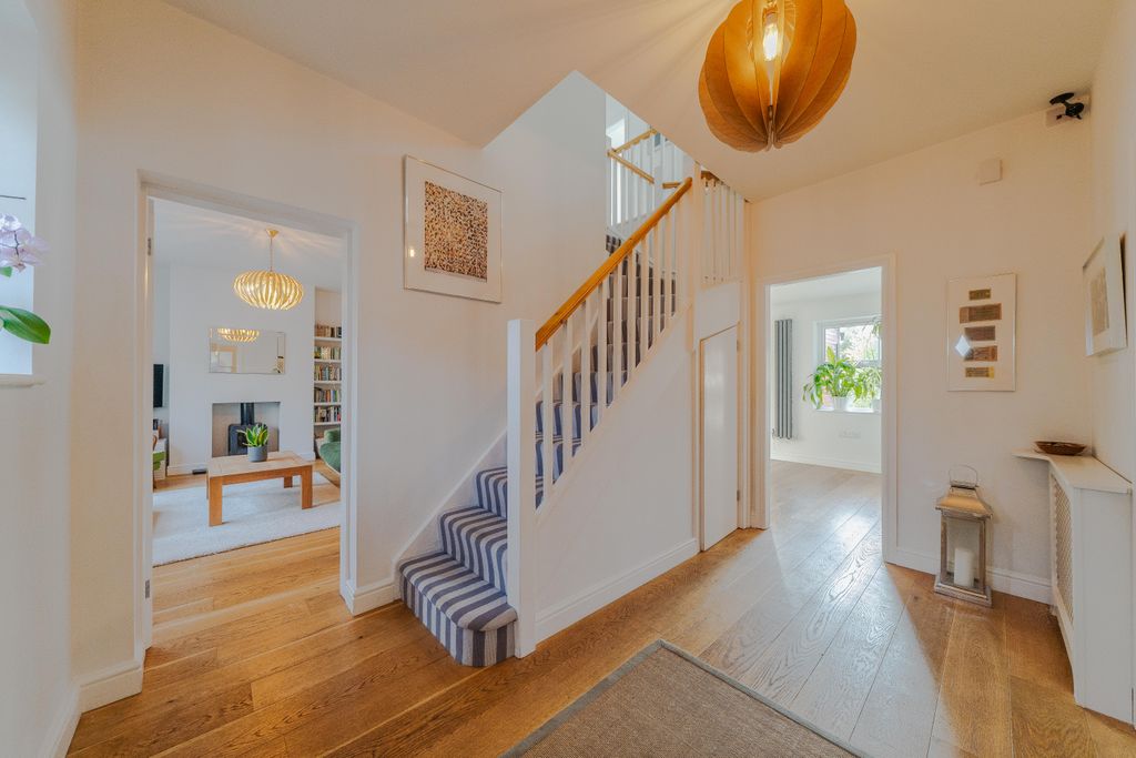 Property photo 2 of 31