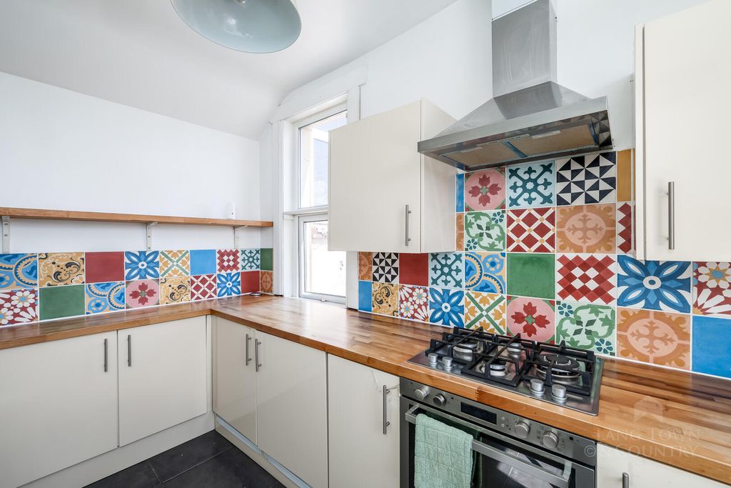 Property photo 2 of 9 Kitchen