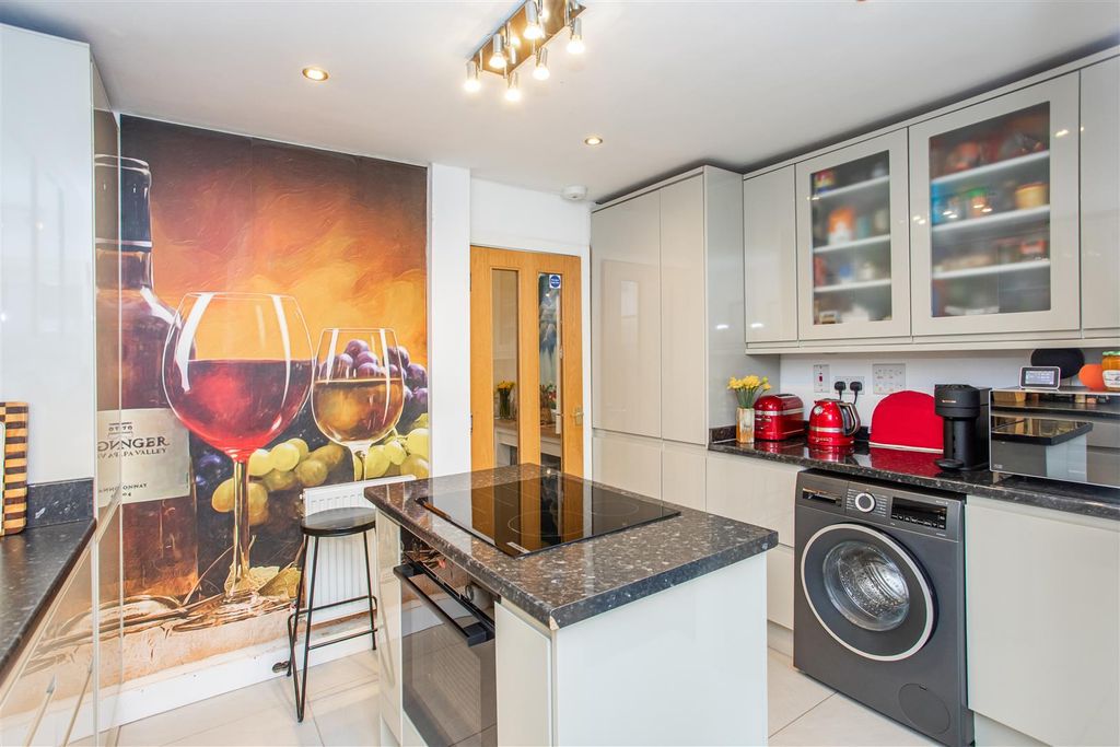 Property photo 3 of 21 Kitchen