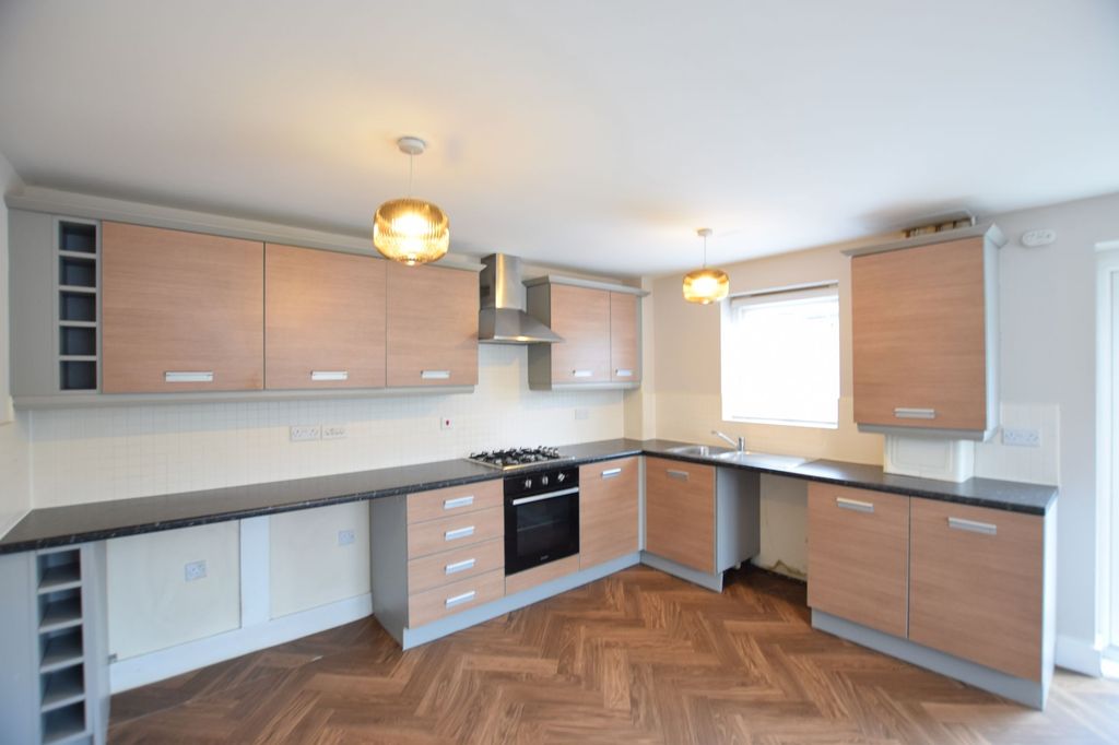 Property photo 3 of 7 Kitchen