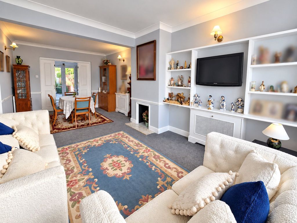 Property photo 3 of 14 Lounge