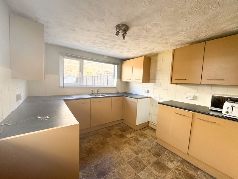 Property photo 3 of 11 Kitchen