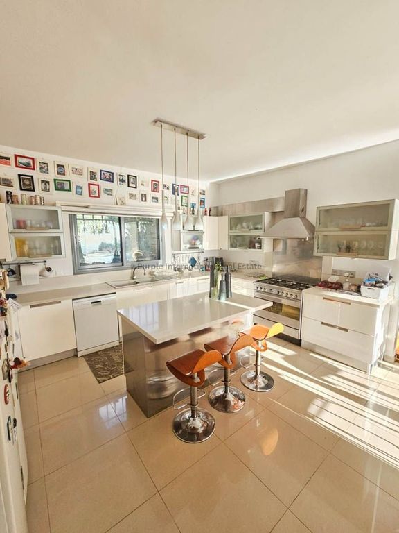 Property photo 3 of 40