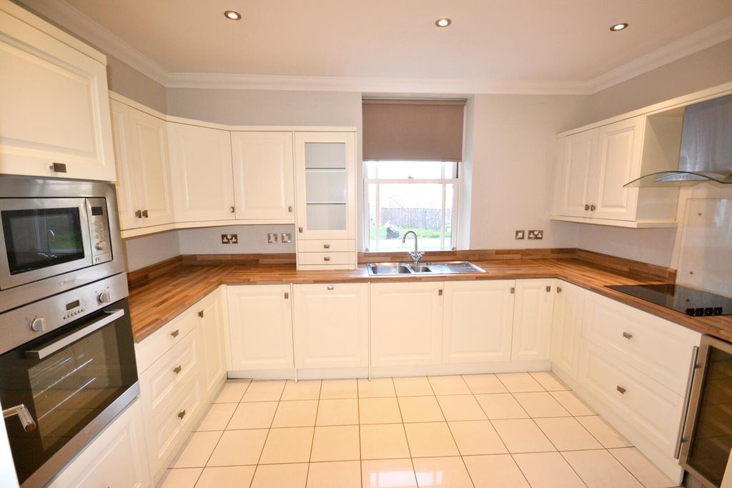Property photo 3 of 8 Kitchen